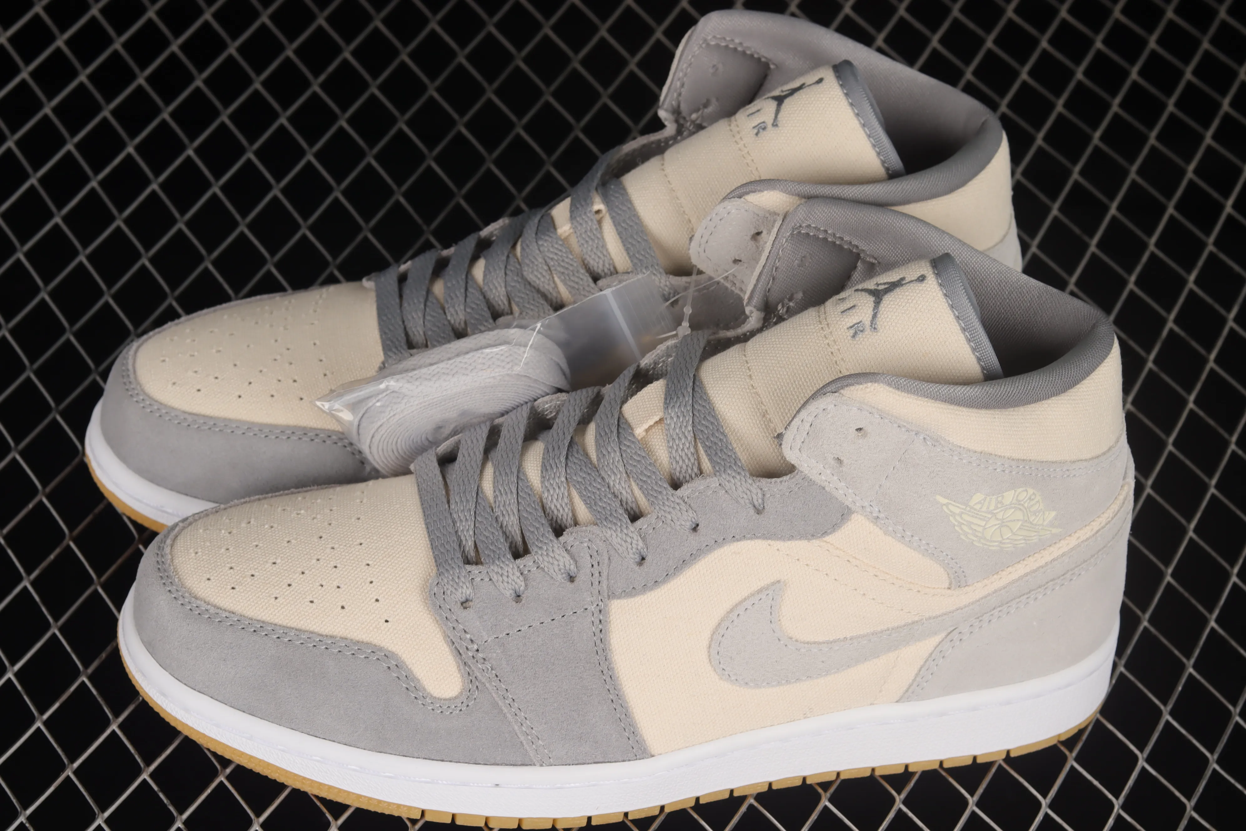 All categories Air Jordan Jordan series basketball shoes Air Jordan 1 Mid G version pure original Air Jordan 1 Mid AJ1 Joe 1 coconut milk color mid-top basketball shoes DN4281-100